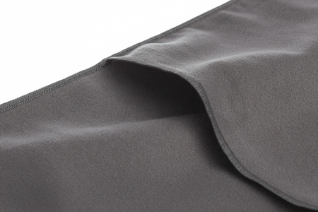 Ręcznik szybkoschnący z mikrofibry 210 g/m2 50x100 GRAFITOWY Z ZAKŁADKĄ I KIESZENIĄ na ławkę, nić czarna na siłownię, basen, plażę