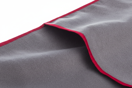 Ręcznik szybkoschnący z mikrofibry 210 g/m2 50x100 GRAFITOWY z zakładką na ławkę, nić czerwona na siłownię, basen, plażę