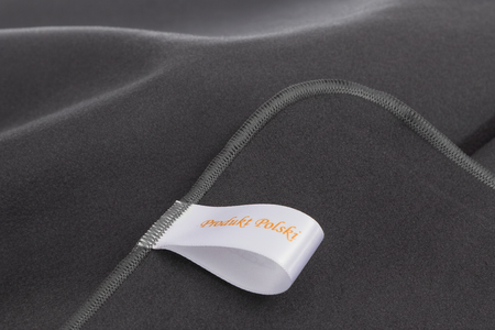 Ręcznik szybkoschnący z mikrofibry 210 g/m2 50x100 GRAFITOWY Z ZAKŁADKĄ I KIESZENIĄ na ławkę, nić czarna na siłownię, basen, plażę